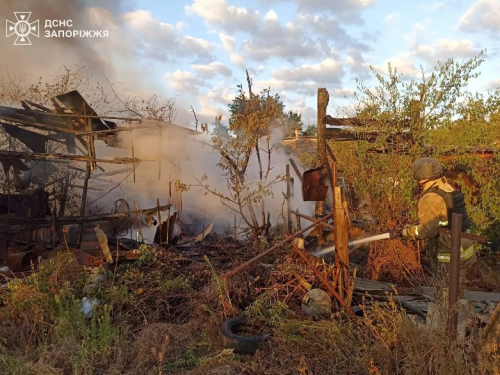 Пожежі після обстрілів - вогонь охопив житлові будинки та базу відпочинку на Запоріжжі (фото)