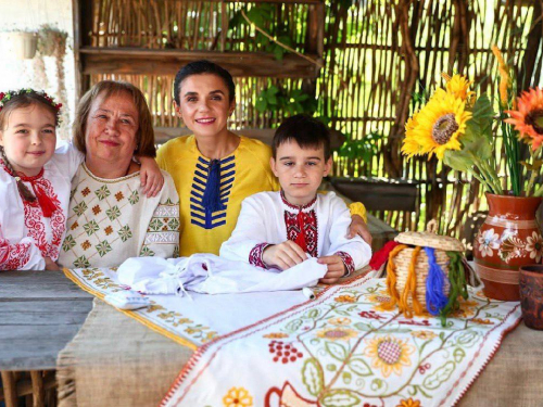 У Запоріжжі 10-річний хлопчик з дитинства вишиває вишиванки, фото: Запорізька міська рада 