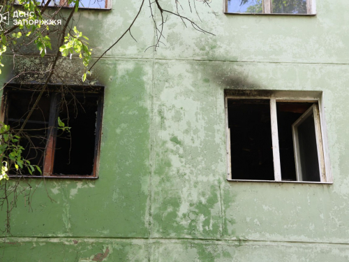 Трагедія в Запоріжжі - пожежа в багатоповерхівці забрала життя пенсіонера, жінку вдалося врятувати (фото)