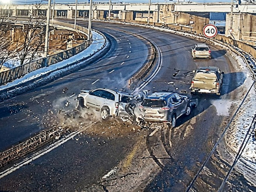ДТП у Запоріжжі на Дніпрогесі: два авто зіштовхнулися на повороті греблі (фото, відео)
