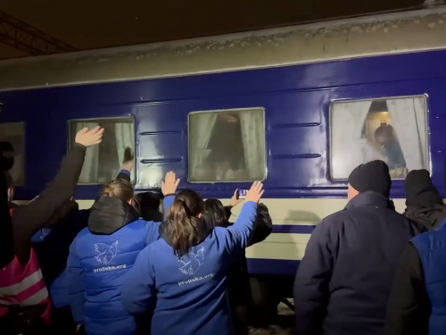 "Життя у трьох валізах" - родини із Запорізької області евакуювали на Закарпаття (фото)