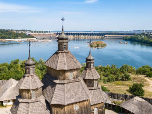 У Запоріжжі на Хортиці військовослужбовця 260 бригади ТрО «Хортиця» та його новонародженого сина урочисто посвятили у козаки.