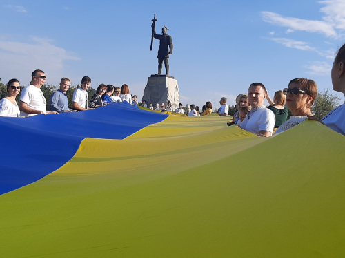 У запорізькому парку розгорнули стометровий прапор - фото