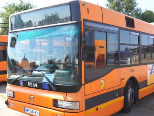 Транспорт з Італії вирушить на маршрути - в Запоріжжі ще шість автобусів готові до роботи (фото, відео)