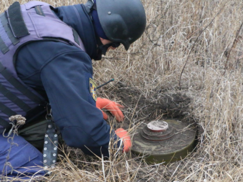 Як запорізькі піротехніки розміновують землі від снарядів, ракет і мін окупантів - відео