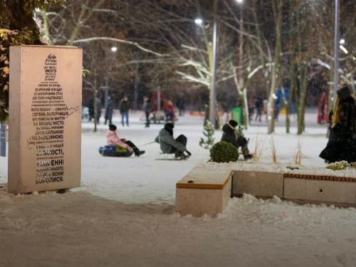 У Запоріжжі відкрили стелу на честь Героя, який ціною життя врятував побратимів (фото)