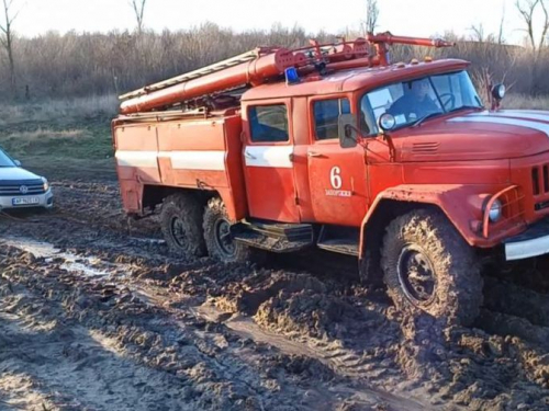 Загасили пожежу, витягли автомобіль - рятувальники продовжують ліквідувати наслідки воєнних дій