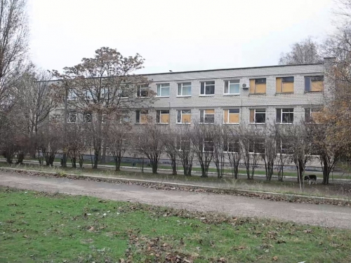 Стало тепліше і світліше – в Запоріжжі на зиму в гімназії встановлюють на вікна плівку замість OSB-плит (фото)