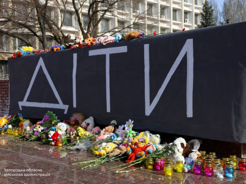 У Запоріжжіі вшанували пам'ять загиблих від авіаудару по драмтеатру Маріуполя, фото: ЗОВА