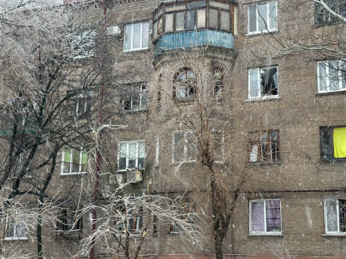 Вибиті вікна та понівечені дахи - як виглядають житлові будинки в Запоріжжі після ранкових ракетних ударів (відео)