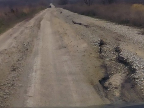 У Запорізькому районі після злив провалилася дорога - фото