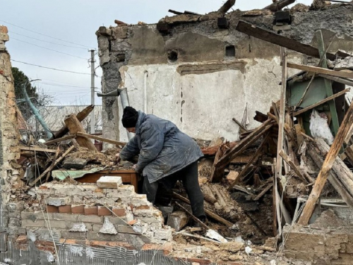 &quot;Не могла вдихнути&quot; - мешканку Запоріжжя після атаки дронів з палаючого будинку рятували сусіди