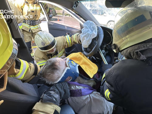 У Запоріжжі рятувальники деблокували водія, фото: ДСНС України у Запорізькій області 