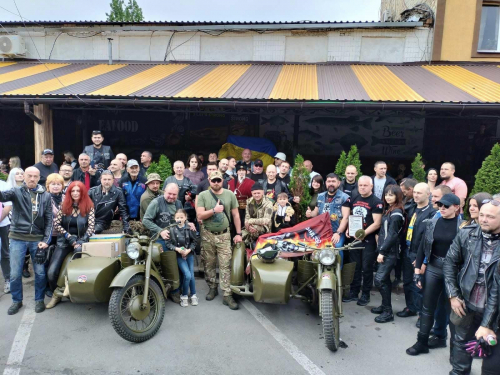 Проїдуть навіть по бездоріжжю - у Запоріжжі байкери передали нацгвардійцям бойові мотоцикли (фото)