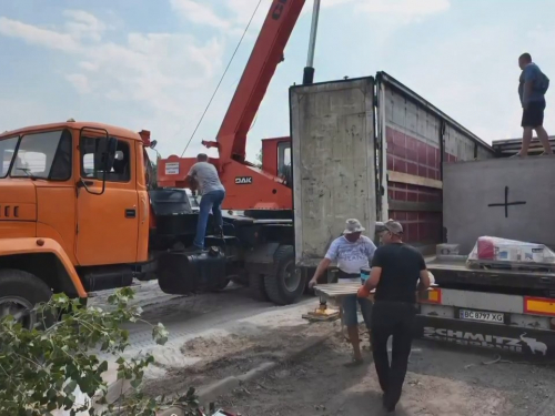 У Запоріжжі розпочали монтаж бетонних укриттів, які передали міжнародні партнери.