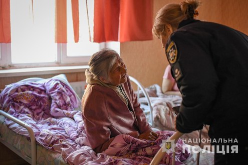 Намагалася голими руками відкопати з-під завалів загиблого брата – до Запоріжжя евакуювали літню жінку (відео)