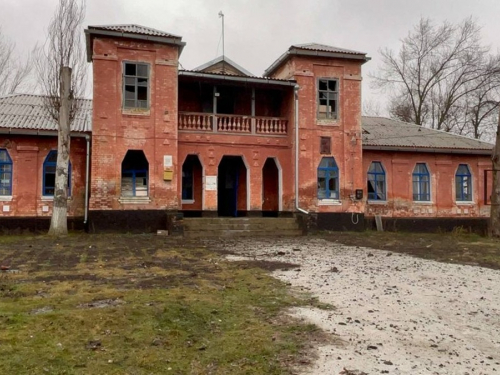 Перлина українського модерну: російські КАБи зруйнували будинок культури на Запоріжжі (фото)