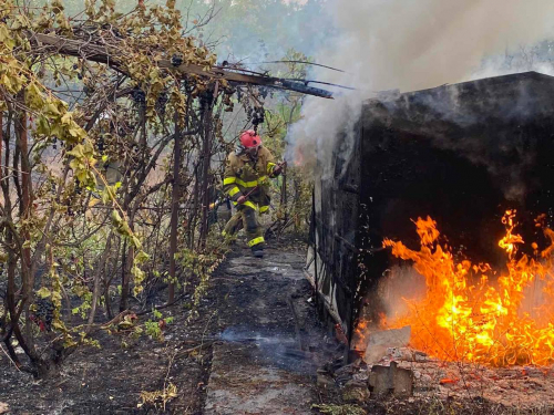 Горіли дачні будинки та городи  – у Запорізькому районі рятувальники три дні гасили вогонь (фото)