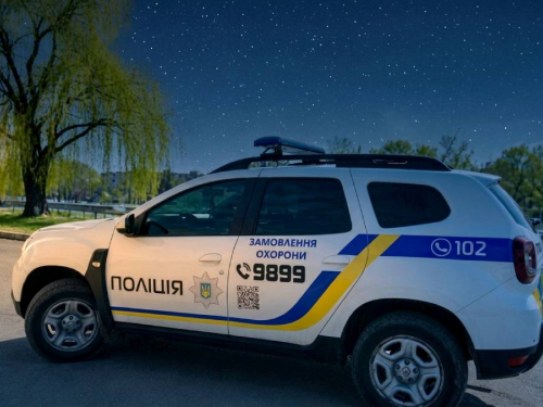 У Запоріжжі вночі затримали чоловіка, який влаштував дебош у готельному комплексі та пошкодив скляні двері на вході.