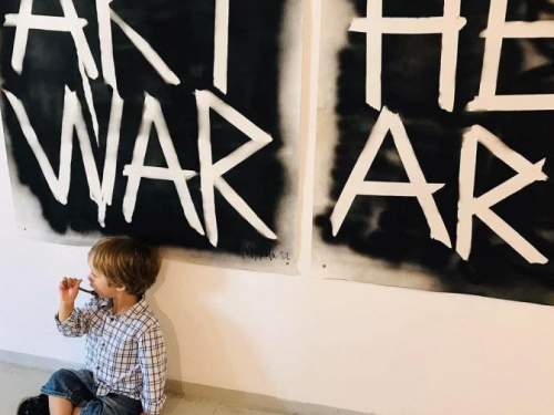 Запоріжці організували у Варшаві виставку, яка показала погляд митців на воєнні злочини