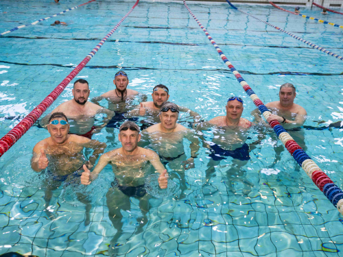 Учасники проєкту «Вільні хвилі» під час тренування у басейні