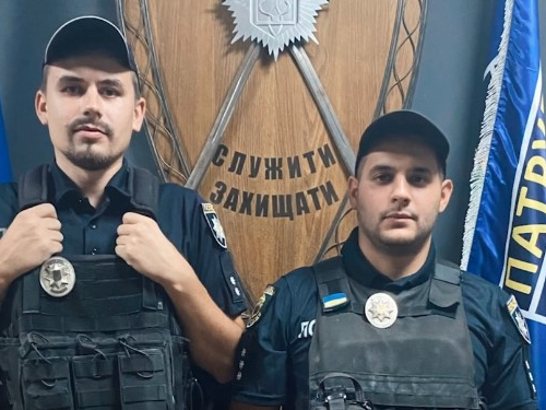 Запорізькі патрульні врятували жінку, якій стало зле в автомобілі (відео)