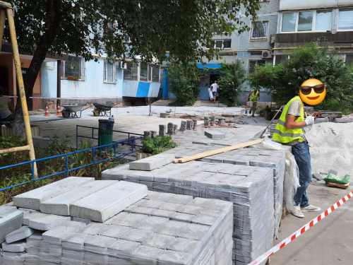 Парковка під вікнами - у Запоріжжі мешканці багатоповерхівки захопили частину подвір'я (фото)