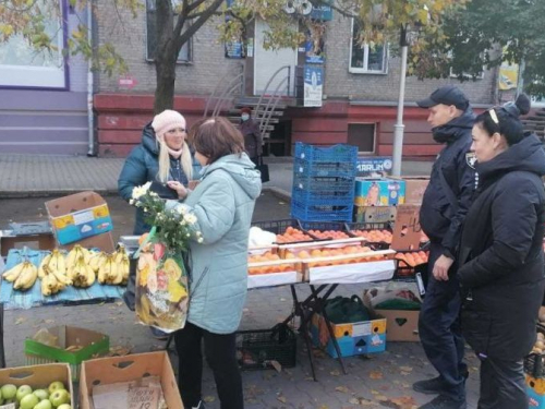 У центрі Запоріжжя незаконно торгували екзотичними фруктами - фото