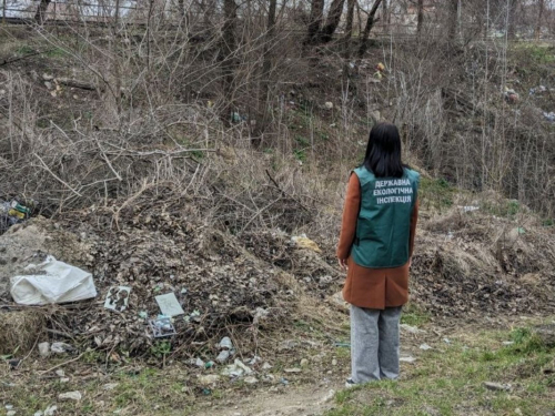 Після звернення жителів району, на місце виїхали екологи й зафіксували масштабне засмічення територій.