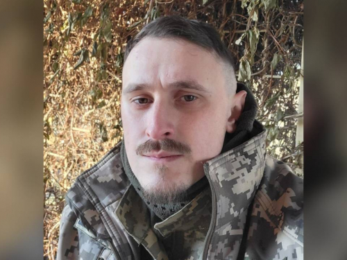 Ветеран із Чернівців після 32 операцій став кар'єрним консультантом і відкрив студію арт-терапії.
