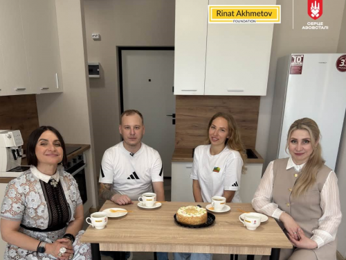 захисник Маріуполя Анатолій Басенко отримав квартиру, фото: Фонд Ріната ахметова 
