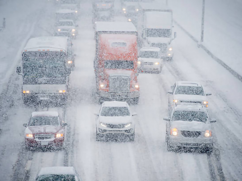 Слизькі дороги та морози: у Запоріжжі надзвичайники рятували водіїв під час негоди