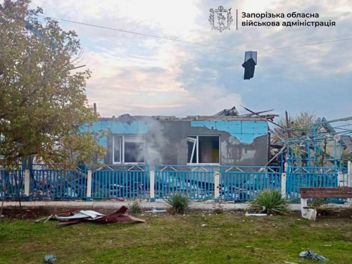 Ворог вгатив трьома авіабомбами по селу в Запорізькій області - сталась пожежа, поранена людина