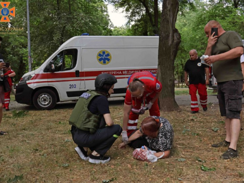 На запорізький парк впали уламки невідомого об'єкта - з'явились фото з місця трагедії