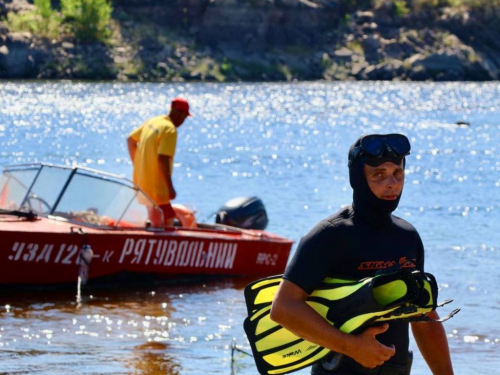 Вісім життів за одне чергування: як запорізький рятувальник витягував людей із Дніпра