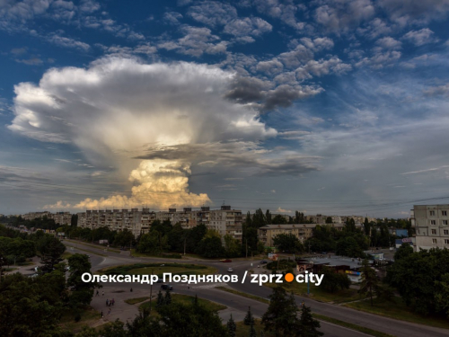 Хмара у вигляді ядерного гриба – у Запоріжжі спостерігали цікаве явище (фото)