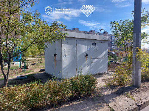 Прибрали з клумби - у Запоріжжі комунальники демонтували незаконний кіоск, який псував зелену зону (фото)