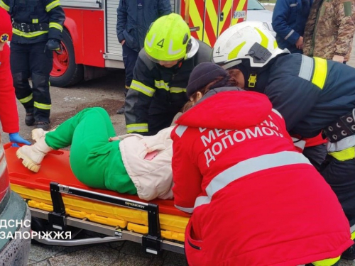 У Запорізькому районі іномарка в’їхала в бетонне огородження: є постраждалі (фото)