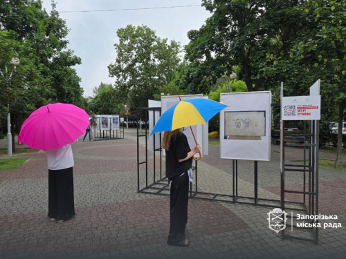 У Запоріжжі відкрилася виставка з плакатами про війну відомого художника та військового з Одеси Ігоря Гусєва
