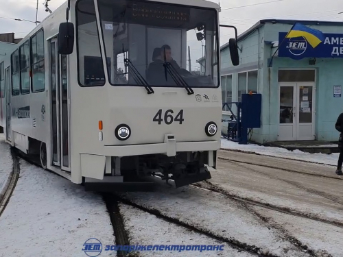 Оновлений та відремонтований: у Запоріжжі трамвай після капремонту виходить у лінію (відео)