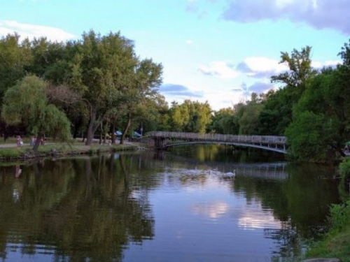 Як виглядає один з улюблених парків запоріжців в перший місяць літа - фото