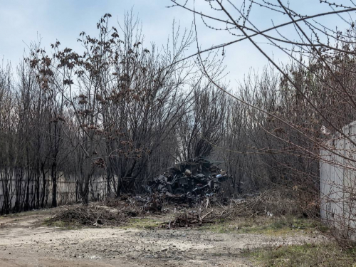 Сміттєва гора: у Запоріжжі інспектори натрапили на стихійне звалище у промзоні (фото)