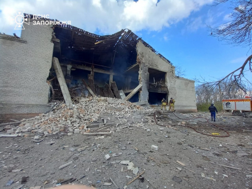 Окупанти вдарили КАБами по Запорізькому району: постраждала жінка, знищено будинок культури (фото)