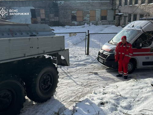 У Запоріжжі "швидка" з пацієнткою застрягла на слизькій дорозі (фото)