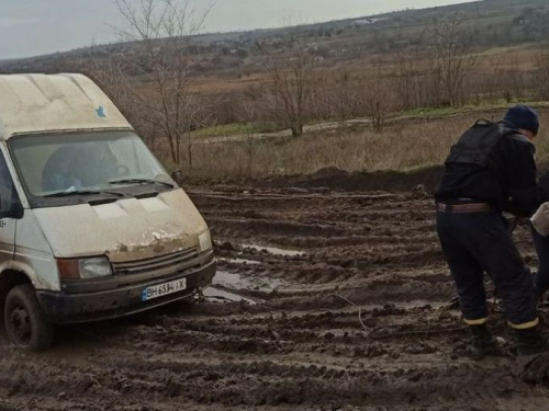 На "Дорозі життя" в Запорізькій області застряг мікроавтобус - фото