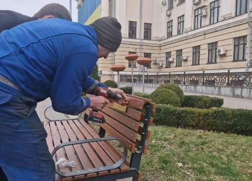 «Тут міг сидіти той, хто віддав за нас своє життя»: в центрі Запоріжжя на лавах встановили пам’ятні таблички (фото, відео)