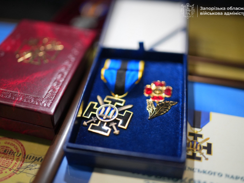 У Запоріжжі родинам захисників передали 37 державних та відомчих нагород, фото: ЗОВА