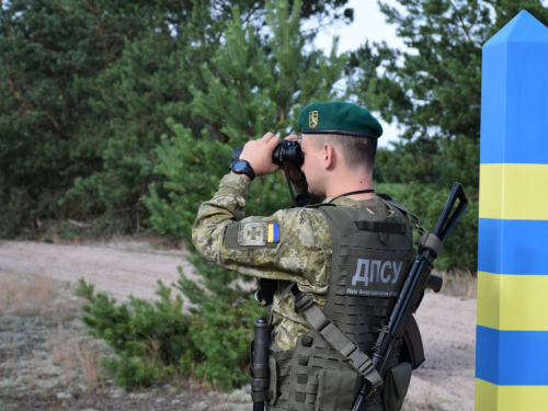 Човен і весла не знадобились - четверо чоловіків з Запорізької та Вінницької областей намагалися втекти за кордон через річку (фото, відео)