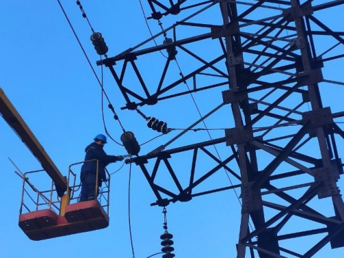 Як запорізькі енергетики відновлюють світло під обстрілами - відео