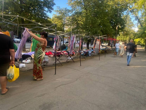 Підприємці перетворили вулицю на ринок – у Запоріжжі мешканці району поскаржились на стихійну торгівлю